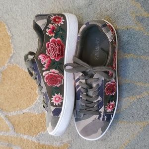 Johnny Was Junia Olive Suede Leather Camo Floral Embroidered Sneakers 7.5